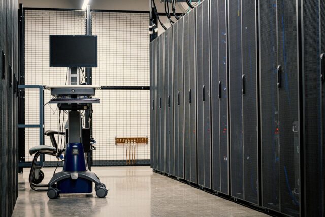 Serverschränke in einem Rechenzentrum mit Netzwerktechnik und Kabeln