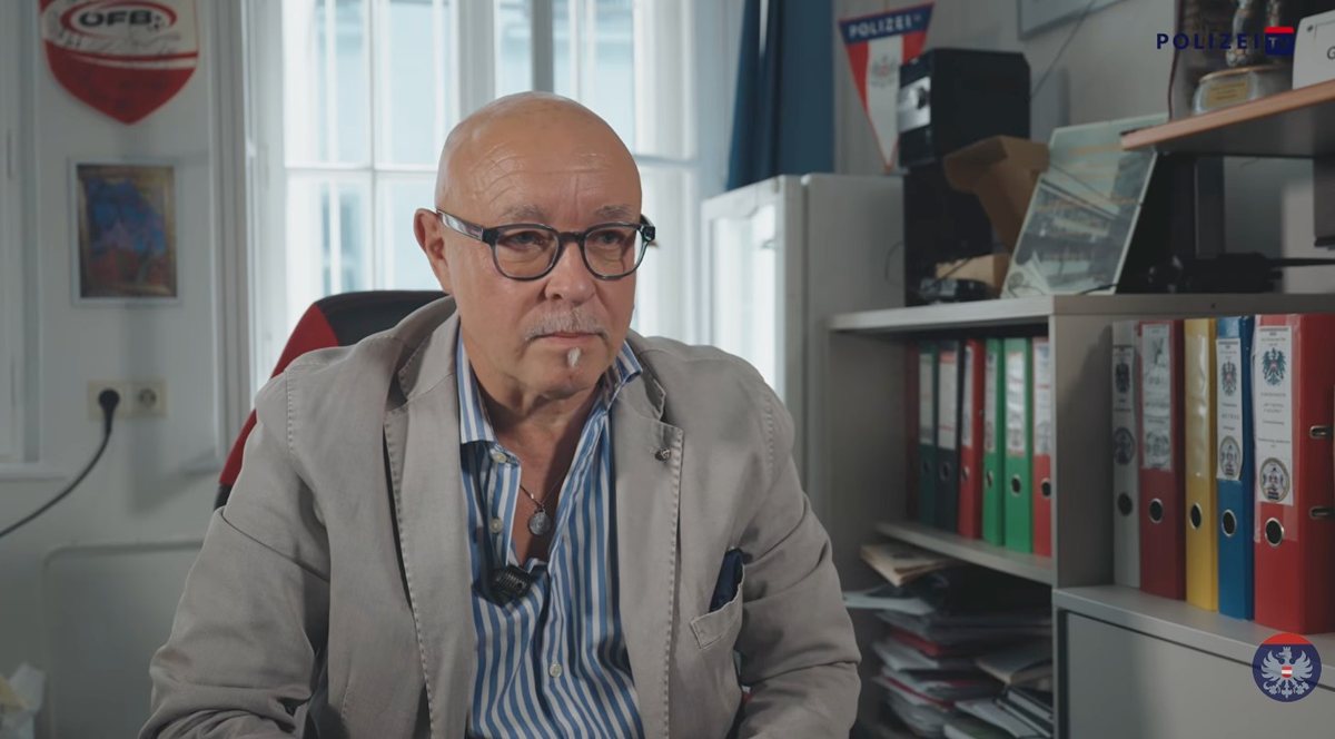 Gerald Goldnagl, Leiter der <strong>Rip Deal Unit Vienna</strong>, im Interview in seinem Büro im Landeskriminalamt Wien“><figcaption><strong>Gerald Goldnagl</strong> leitet die <strong>Rip Deal Unit Vienna</strong>, eine Sonderermittlungsgruppe des Landeskriminalamts <strong>Wien</strong> in <strong>Österreich</strong>. Im Video der Polizei <strong>Wien</strong> zieht er Bilanz: rund 1.500 überprüfte Sachverhalte, Aufklärungsquote <strong>80 Prozent</strong>. Screenshot: Polizei <strong>Wien</strong> / <a href=