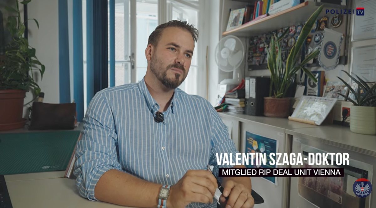Bezirksinspektor <strong>Valentin Szaga-Doktor</strong>, Mitglied der <strong>Rip Deal Unit Vienna</strong>, im Interview“><figcaption>Bezirksinspektor <strong>Valentin Szaga-Doktor</strong>, Mitglied der <strong>Rip Deal Unit Vienna</strong>, schildert im Video der Polizei <strong>Wien</strong> die Lockfalle vom 7. Mai 2026 mit 25 echten Goldbarren. Screenshot: Polizei <strong>Wien</strong> / <a href=
