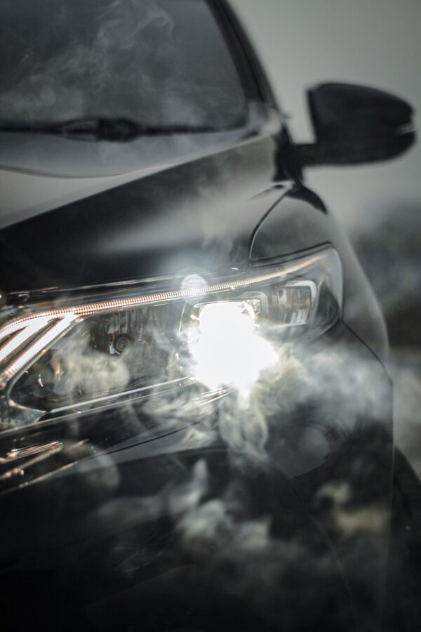 Auto bei Nacht und Nebel mit eingeschaltetem Scheinwerfer – Symbolbild zum ADAC-Test von Notbremsassistenten