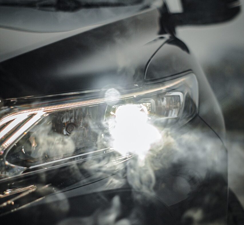Auto bei Nacht und Nebel mit eingeschaltetem Scheinwerfer – Symbolbild zum ADAC-Test von Notbremsassistenten