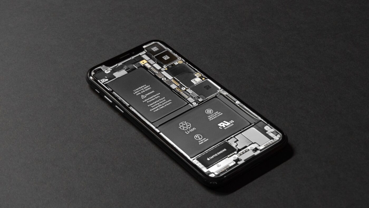 Geöffnetes Smartphone mit sichtbarem Lithium-Ionen-Akku, Symbolbild zur EU-Pflicht für wechselbare Akkus ab 2027