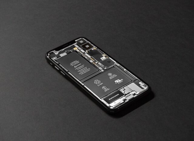 Geöffnetes Smartphone mit sichtbarem Lithium-Ionen-Akku, Symbolbild zur EU-Pflicht für wechselbare Akkus ab 2027