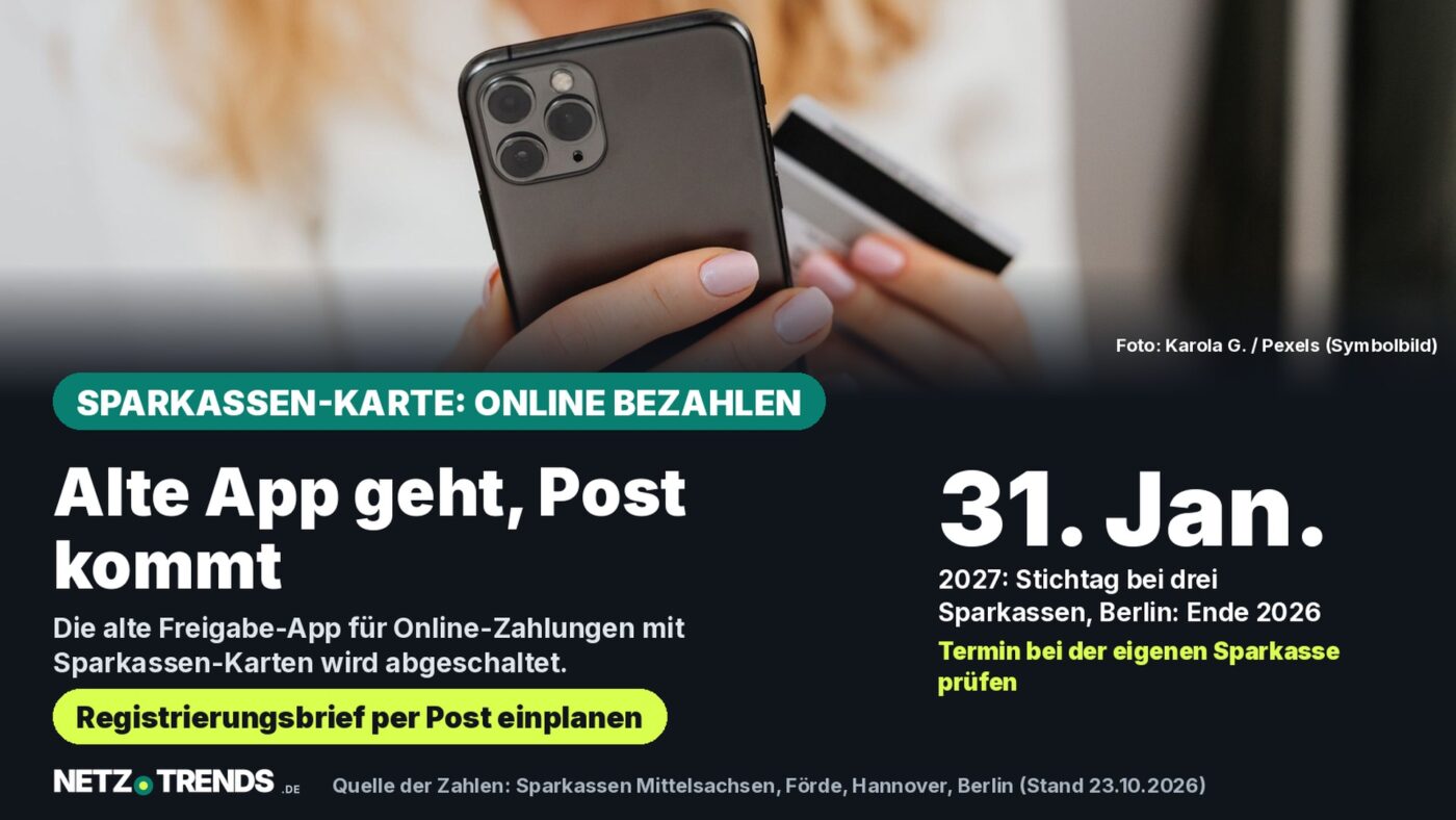 Nahaufnahme: Eine Person hält ein Smartphone und eine Kreditkarte; Karte mit dem Hinweis auf das Ende der S-ID-Check-App der Sparkassen am 31. Januar 2027