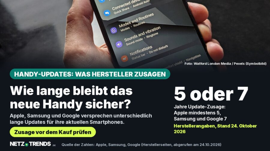 Hand hält ein Smartphone mit Einstellungsmenü; Karte mit der Aussage, dass Apple mindestens 5 Jahre und Samsung und Google 7 Jahre Updates zusagen