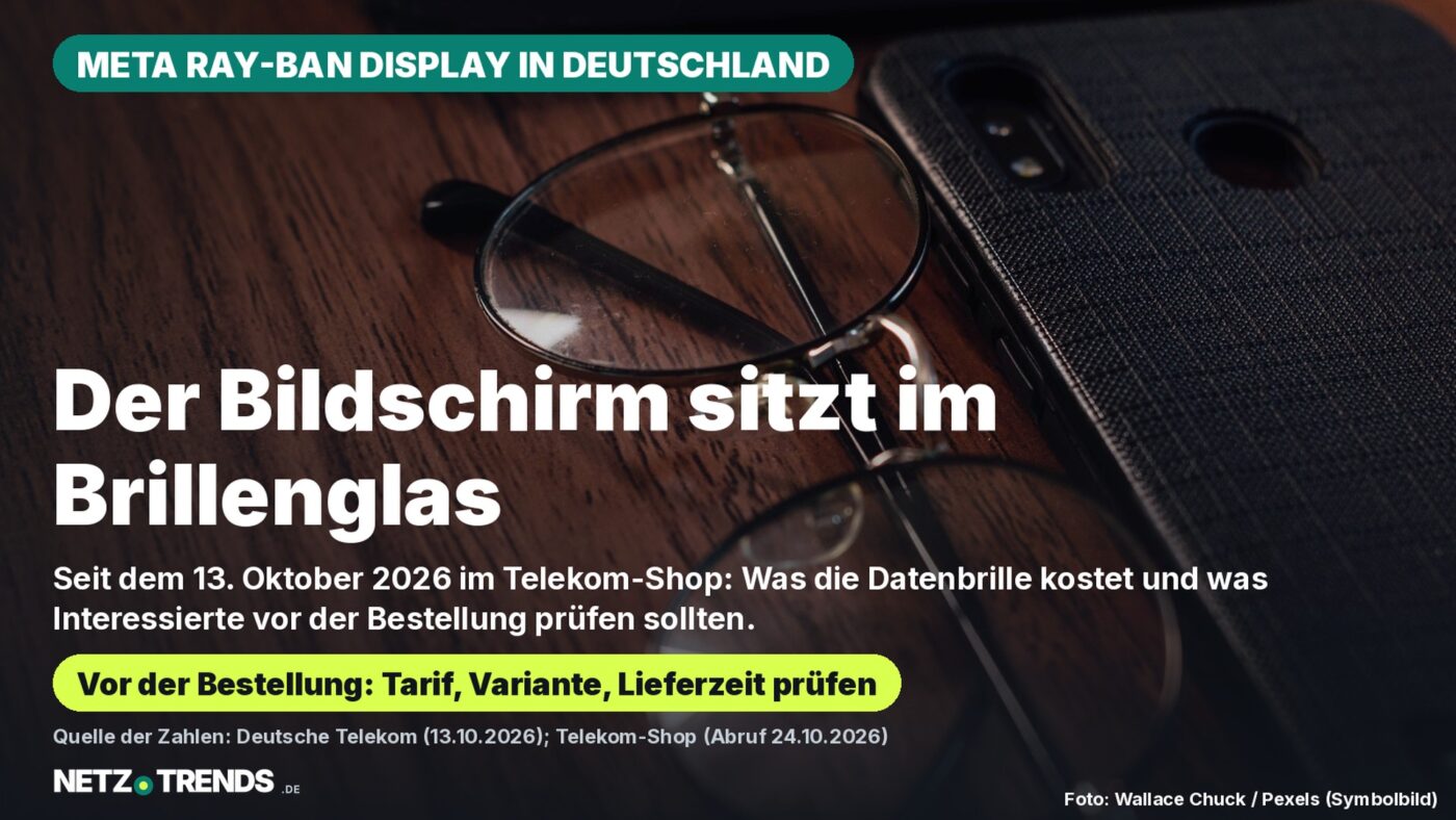 Eine Brille liegt neben einem Smartphone auf einem dunklen Holztisch; Karte der Redaktion mit dem Satz „Der Bildschirm sitzt im Brillenglas“ zur Meta Ray-Ban Display in Deutschland
