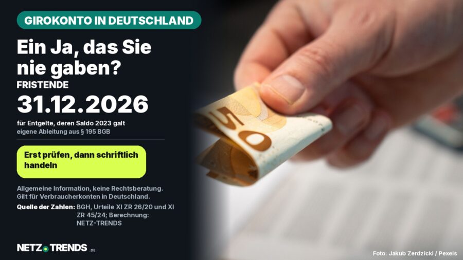 Hand reicht einen gefalteten Fünfzig-Euro-Schein, daneben die Karte mit dem möglichen Fristende 31.12.2026 für Rückforderungen von Girokonto-Entgelten aus 2023 in Deutschland