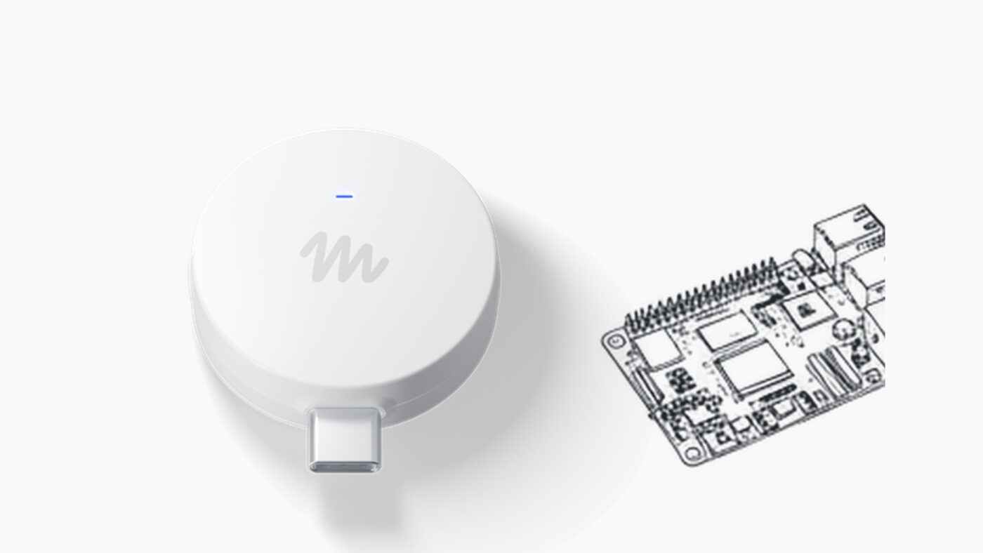 Weißer runder Netzwerkknoten Muse Home Link mit USB-C-Anschluss neben einem Einplatinenrechner Raspberry Pi vor hellem Hintergrund