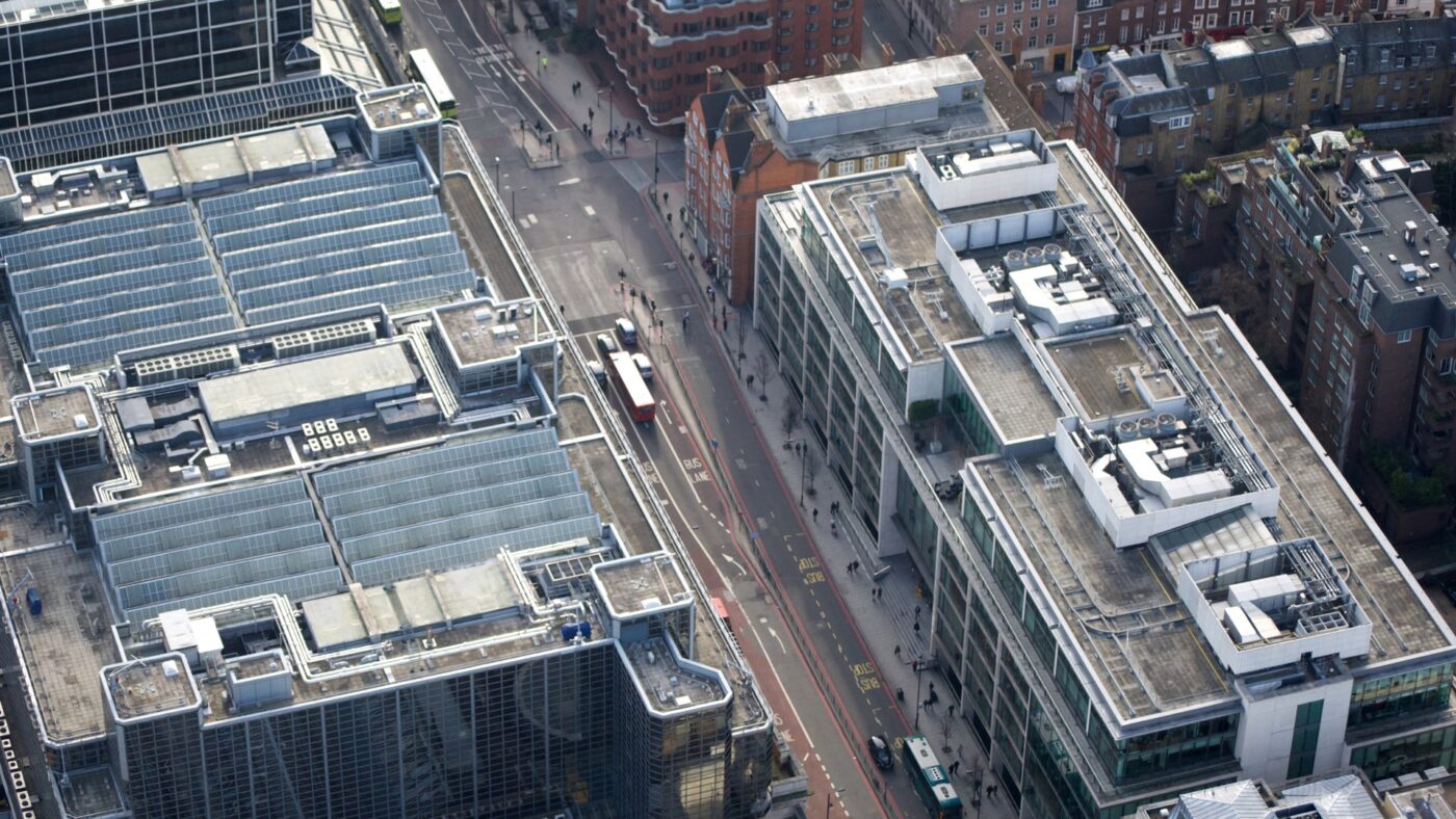Luftaufnahme mehrerer Bürogebäude beiderseits einer Straße in London