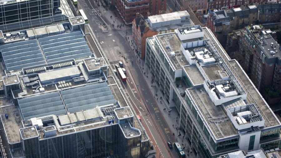 Luftaufnahme mehrerer Bürogebäude beiderseits einer Straße in London