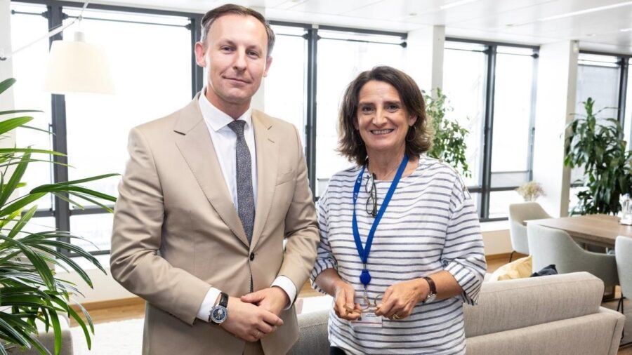 Tomasz Chróstny und Teresa Ribera stehen nebeneinander in einem hellen Besprechungsraum der Europäischen Kommission in Brüssel