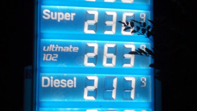 Beleuchtete Preistafel einer deutschen Autobahntankstelle bei Nacht mit den Preisen für Super, ultimate 102 und Diesel in Cent je Liter