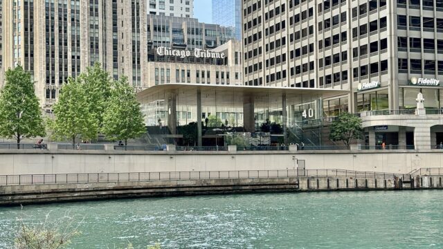 Glasfassade des Apple Stores an der Michigan Avenue in Chicago am Flussufer, im Hintergrund Hochhäuser