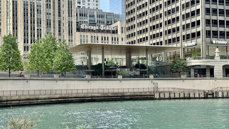 Glasfassade des Apple Stores an der Michigan Avenue in Chicago am Flussufer, im Hintergrund Hochhäuser