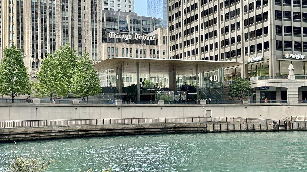 Glasfassade des Apple Stores an der Michigan Avenue in Chicago am Flussufer, im Hintergrund Hochhäuser