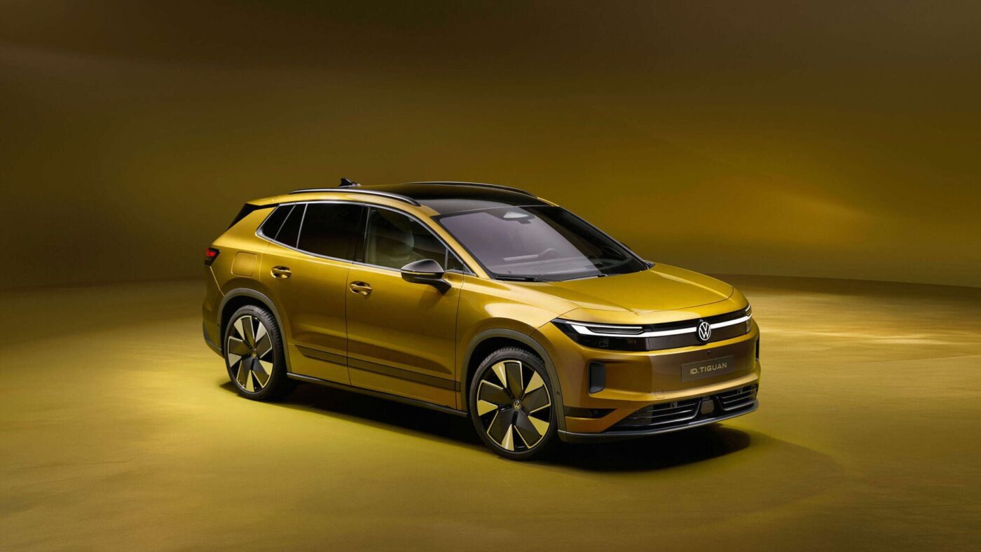 Goldfarbener VW ID. Tiguan in Seitenansicht schräg von vorn in einem Fotostudio mit goldenem Hintergrund