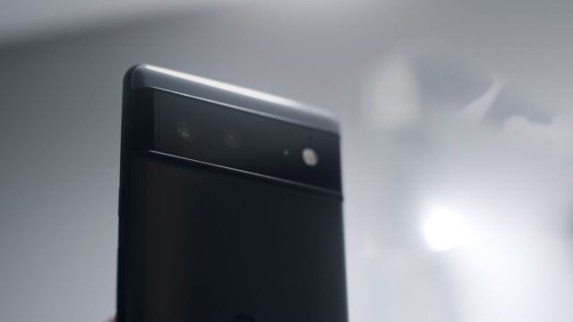 Rückseite eines schwarzen Google Pixel 6 mit dem waagerechten Kamerabalken und zwei Kameralinsen vor hellgrauem, unscharfem Hintergrund