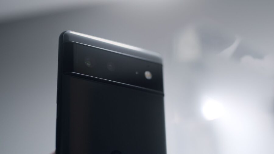 Rückseite eines schwarzen Google Pixel 6 mit dem waagerechten Kamerabalken und zwei Kameralinsen vor hellgrauem, unscharfem Hintergrund