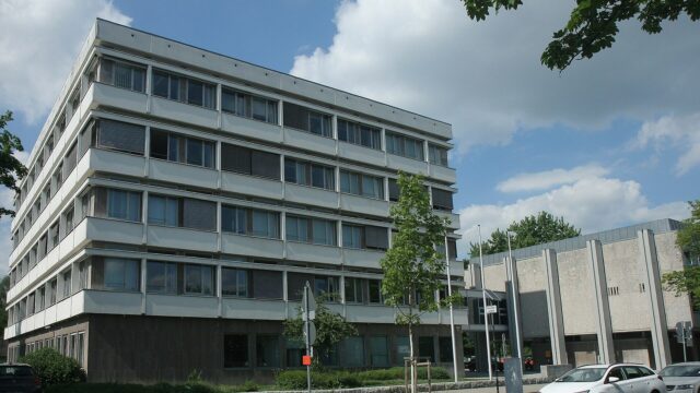 Mehrstöckiges Verwaltungsgebäude des Landgerichts Ingolstadt an der Straße Auf der Schanz bei Sonnenschein