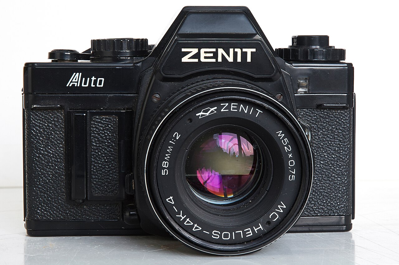 Analoge Spiegelreflexkamera vom Typ Zenit Avtomat auf hellem Hintergrund