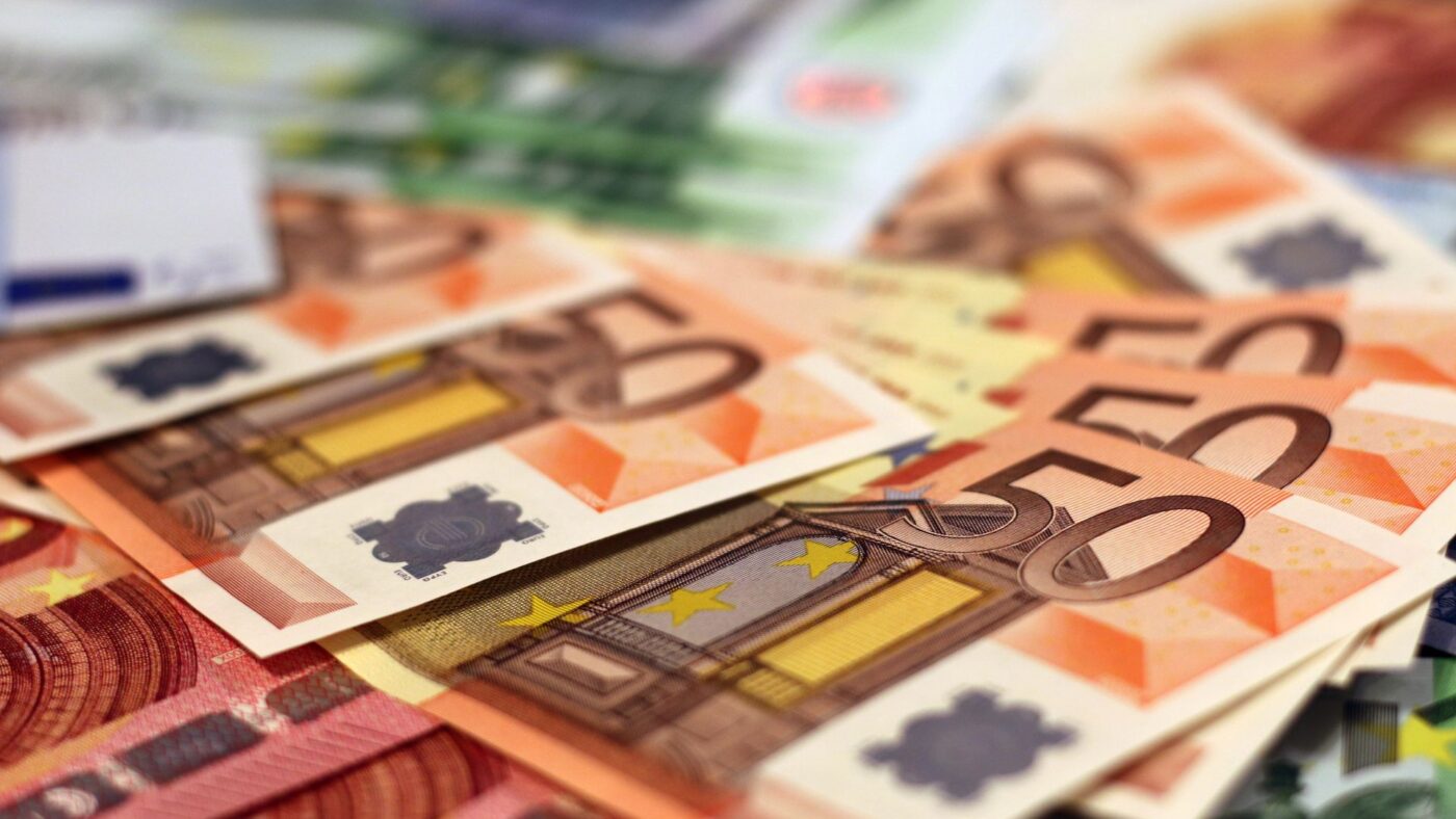 Stapel von 50-Euro-Banknoten als Symbolbild für die EZB-Zinsentscheidung vom 29. Oktober 2026