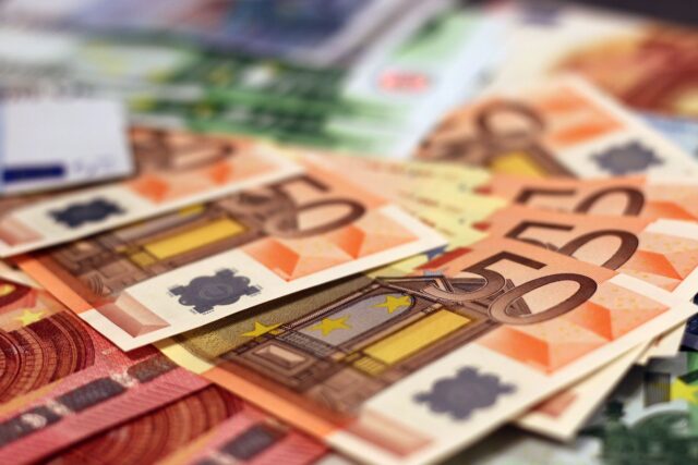 Stapel von 50-Euro-Banknoten als Symbolbild für die EZB-Zinsentscheidung vom 29. Oktober 2026