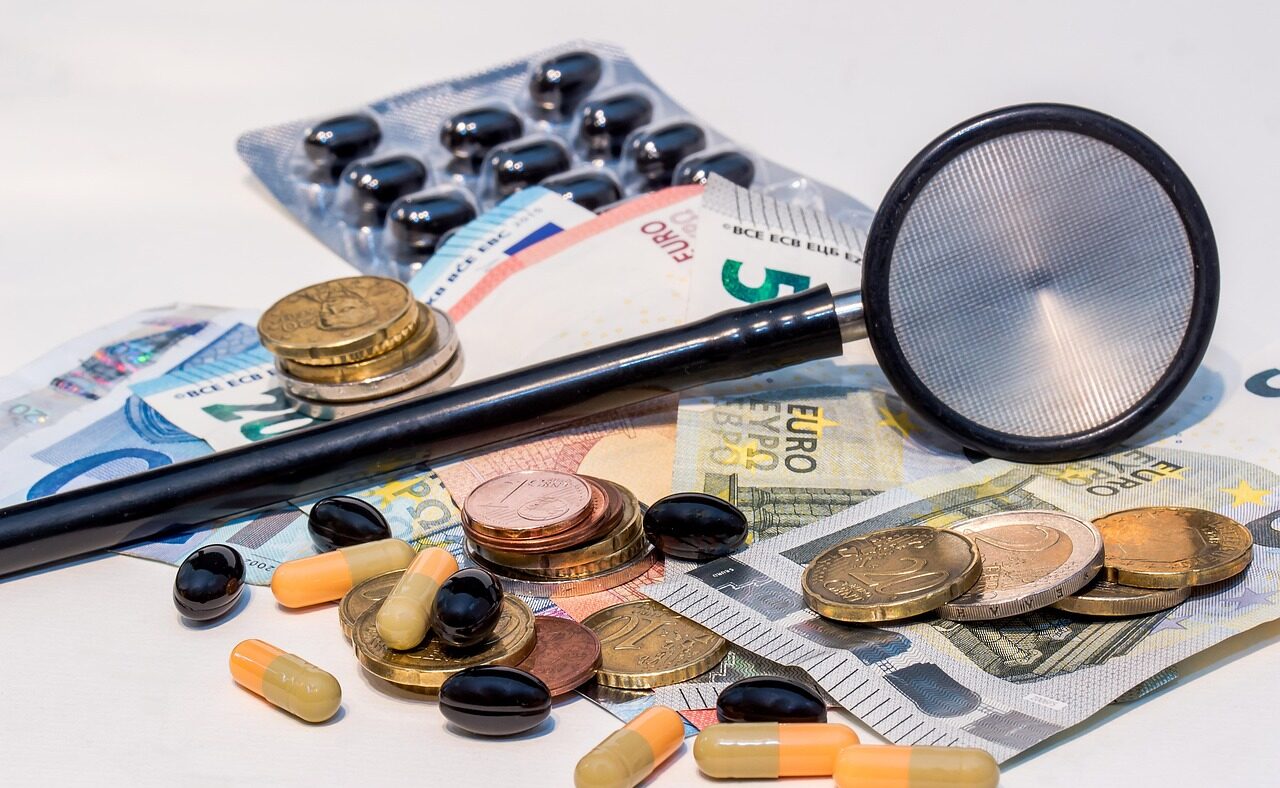 Stethoskop liegt auf Euro-Geldscheinen und -Münzen, Symbolbild zu den Beitragskosten der gesetzlichen Krankenversicherung