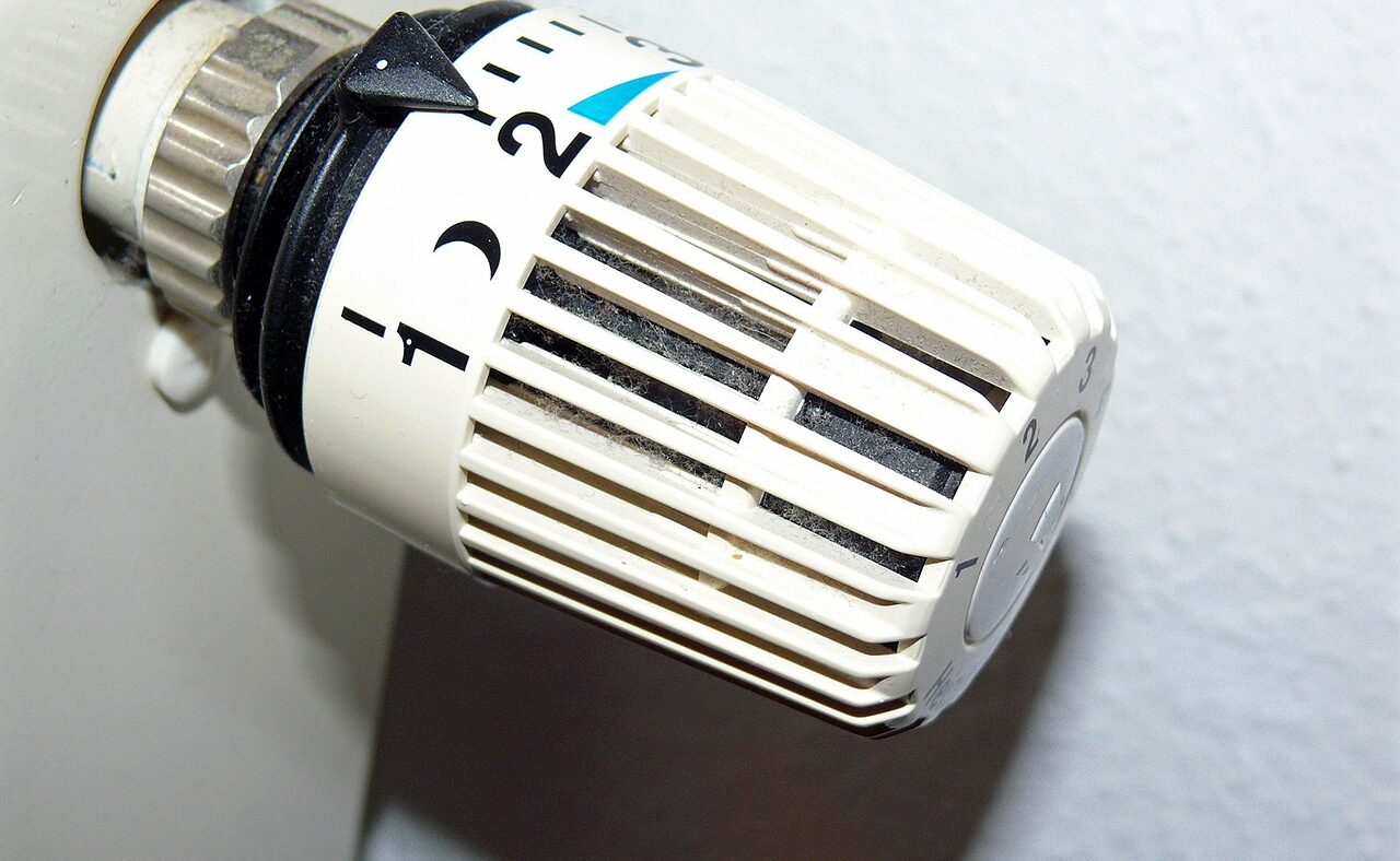 Nahaufnahme eines Heizkörperthermostats mit Temperaturskala, Symbolbild zur Fernablesepflicht für Heizkostenzähler bis 31. Dezember 2026.