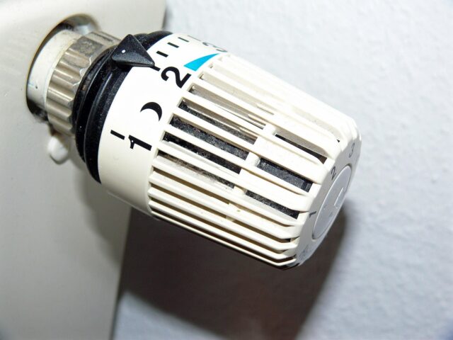 Nahaufnahme eines Heizkörperthermostats mit Temperaturskala, Symbolbild zur Fernablesepflicht für Heizkostenzähler bis 31. Dezember 2026.