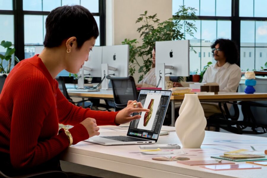 Neues Apple MacBook Pro mit PROLED-XDR-Touchscreen-Display im Büroeinsatz, vorgestellt am 28. Oktober 2026