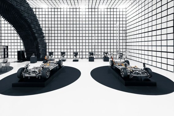 Mercedes-Benz-Fahrzeuge als Symbolbild zur Antriebsstrategie des Konzerns, aufgenommen im Rahmen einer Mercedes-Benz-Pressemitteilung vom 27. Oktober 2026 zur Elektro- und Hybridstrategie