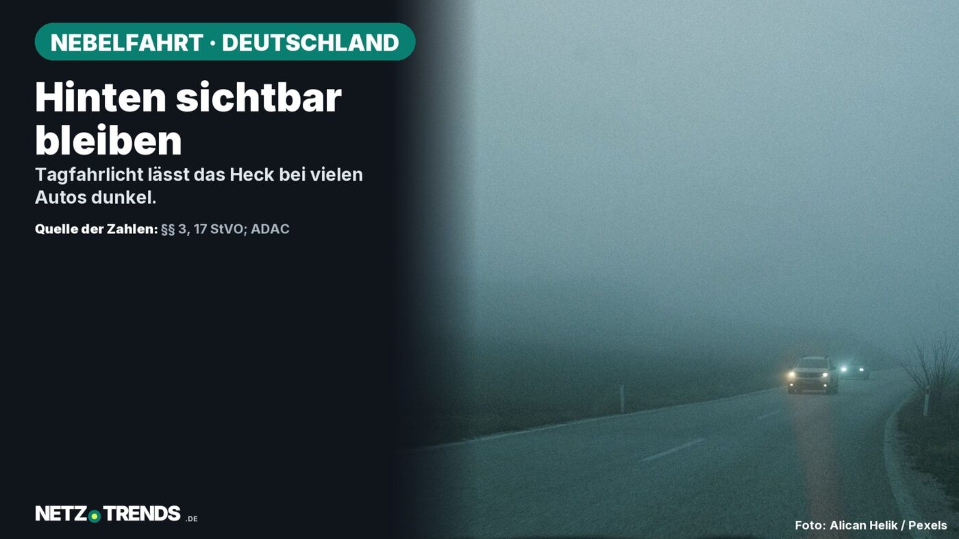 Aufmacher mit zwei Autos auf einer nebligen Straße und dem Hinweis Hinten sichtbar bleiben.
