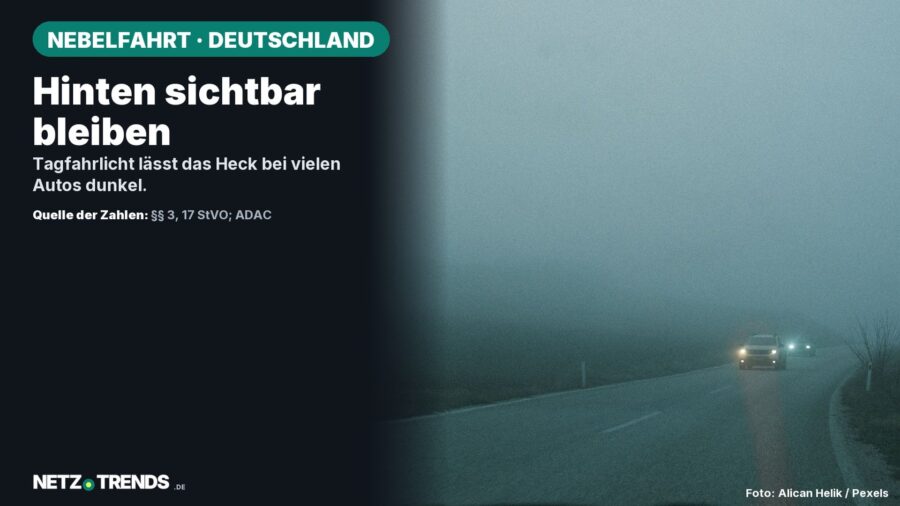 Aufmacher mit zwei Autos auf einer nebligen Straße und dem Hinweis Hinten sichtbar bleiben.