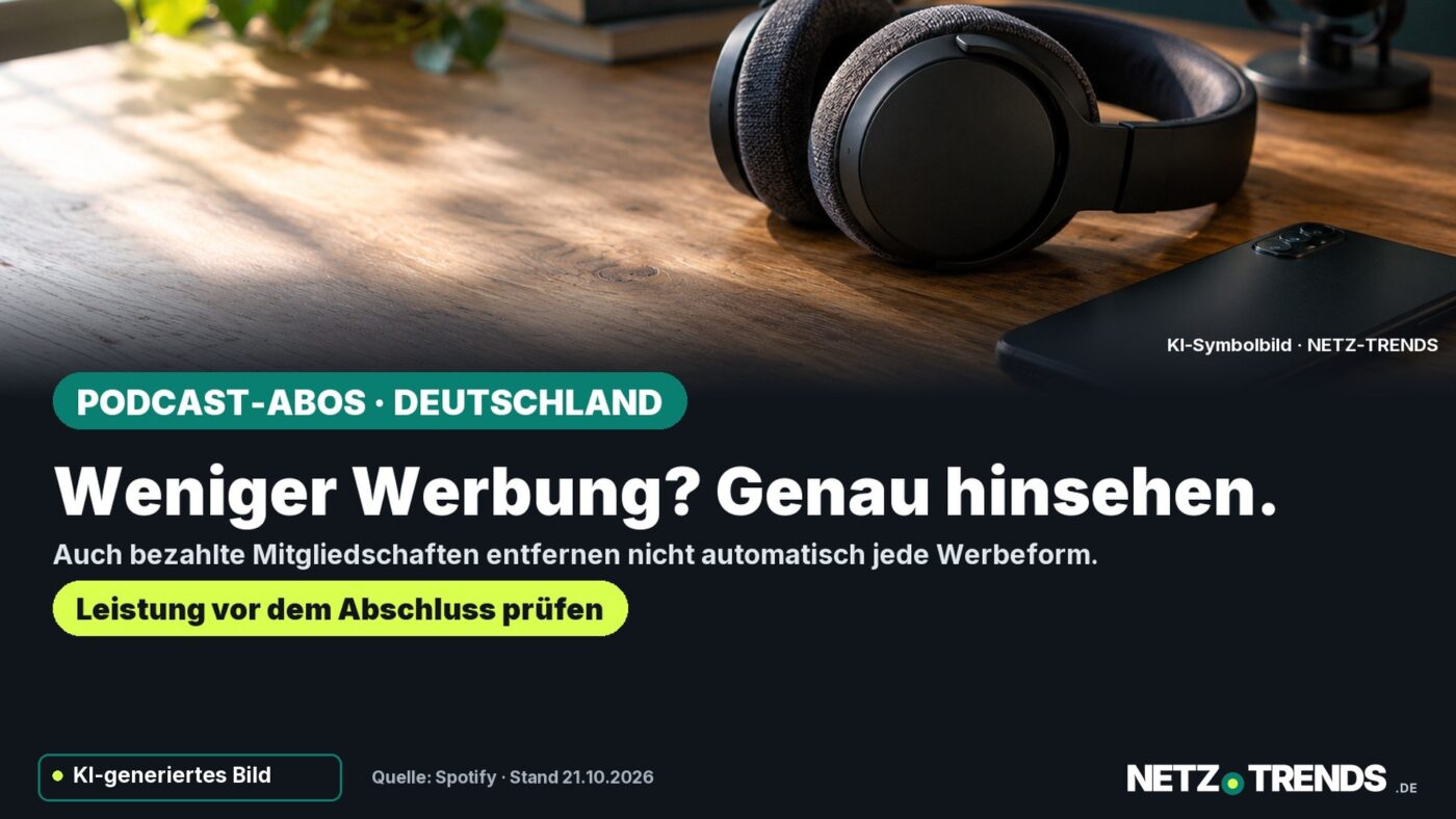 Symbolische Kopfhörer und Smartphone neben einem Mikrofon; Aufmacher-Hinweis: Weniger Werbung? Genau hinsehen. Auch bezahlte Podcast-Mitgliedschaften entfernen nicht automatisch jede Werbeform.