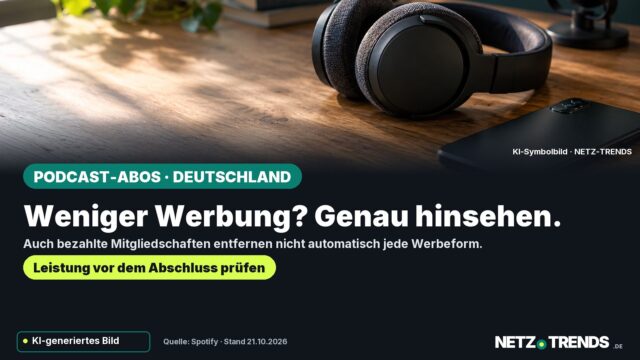 Symbolische Kopfhörer und Smartphone neben einem Mikrofon; Aufmacher-Hinweis: Weniger Werbung? Genau hinsehen. Auch bezahlte Podcast-Mitgliedschaften entfernen nicht automatisch jede Werbeform.