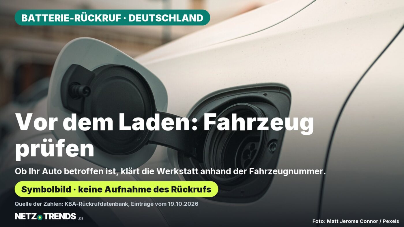 Symbolfoto eines geöffneten Ladeanschlusses; Aufmacher fragt nach der individuellen Rückrufprüfung. Original-NETZ-TRENDS-Logo unten links.