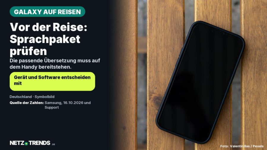 Smartphone auf einem Holztisch neben dem Hinweis: Vor der Reise Sprachpaket prüfen; Original-Logo von NETZ-TRENDS.