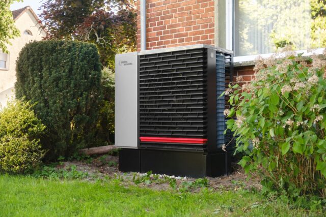 Wärmepumpe im Außenbereich eines Wohnhauses – Symbolbild zur KfW-Heizungsförderung 2027